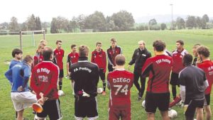 Martin Grelics hält eine Ansprache während seiner Trainerstation beim TSV Peiting.