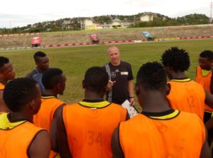 Martin Grelics hält eine Ansprache während seiner Trainerstation bei den Profis von Mwanza, Tansania